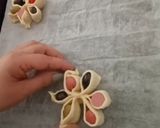 Foto del passaggio 8 della ricetta ANTIPASTI FIORI DI SFOGLIA 🏵️🌼😋