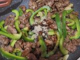 Tumis daging sapi dan paprika