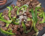 Foto langkah ke 4 dari resep Tumis daging sapi dan paprika.