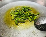 Foto del paso 3 de la receta: Paella de rape, ajos tiernos, espárragos y alcachofas 🥘 🧔♂️