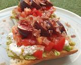 Foto del paso 8 de la receta: Torrada de queso cottage, tomate, aguacate e higos con jamón