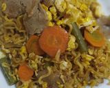 Foto langkah ke 3 dari resep Indomie goreng toping bakso, wortel, buncis.