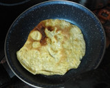 Foto del paso 5 de la receta: Hamburguesa de pollo, tortilla francesa, queso curado y mayonesa de cebolla
