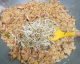Foto langkah ke 6 dari resep Nasi Goreng Kecambah Kecap.