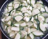 Foto del paso 1 de la receta: Tortilla de calabacín con cebolla y patatas