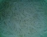 Foto del paso 1 de la receta: Fideos revueltos con colchón de arvejas y cebolla
