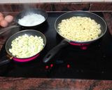Foto del paso 1 de la receta Tortilla de papas con cebolla, calabacín y perejil