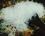 Foto langkah ke 5 dari resep Orak-Arik Bihun Sayuran.