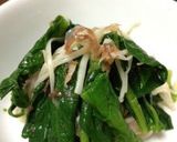 A picture of step 2 of Easy Side Dish! Boiled Spinach and Enoki Mushrooms with Shiro Dashi.