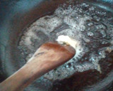 Foto del paso 2 de la receta: Empanadas de choclo con salsa blanca, cebolla caramelizada y queso