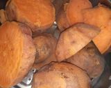 Foto langkah ke 1 dari resep Bola ubi isi coklat ala Sherinps.