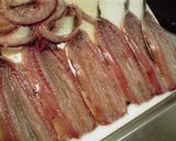 A picture of step 1 of Crispy Deep-Fried Sardines.