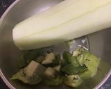 A picture of step 1 of Kiwi cucumber juice.