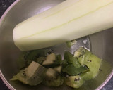 A picture of step 1 of Kiwi cucumber juice.