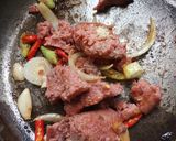 Foto langkah ke 2 dari resep Tumis kornet cabe ijo.