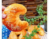عکس مرحله 4 از دستور نان هلالی کرمدار