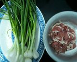 Hình bước làm 1 của món Bò xào hành hoa