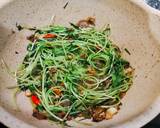 ต้นอ่อนผักบุ้งผัดหอยลายสามรส วิธีทำสูตร 2 รูป