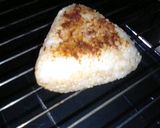 A picture of step 3 of Western-Style Grilled Onigiri Chazuke.