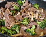 Foto langkah ke 8 dari resep Tumis Daging Brokoli Jamur Shimeji.