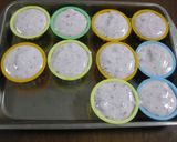 A picture of step 2 of Milky Ice Cream with Yogurt and Jam.