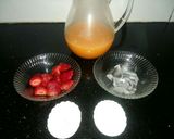 A picture of step 2 of Orange strawberry smoothy.