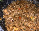 Foto langkah ke 4 dari resep Kwetiau Goreng Ayam Baso.
