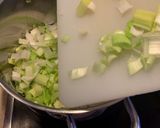 Foto del paso 1 de la receta: Crema de puerros con peras