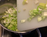 Foto del paso 1 de la receta: Crema de puerros con peras