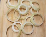 Foto langkah ke 2 dari resep Crispy Onion Rings Eggless Berlapis Bread Crumbs atau Tepung.