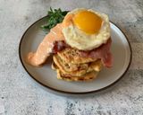 A picture of step 6 of Corn cake with bacon and sriracha mayo sunny side up.