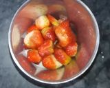 A picture of step 2 of Strawberry Icetea  #ramadankitiyari.