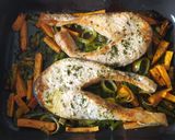 Foto del paso 3 de la receta: Salmón con verduras al horno