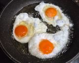Foto langkah ke 2 dari resep Telur Ceplok Saos Tiram.