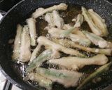 Foto del passaggio 4 della ricetta Bocconcini di pollo  fritti in pastella alla birra,  panati con granella di pistacchio