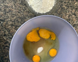 Foto del paso 1 de la receta: Torta con base de coco, bizcochuelos y praliné de nueces