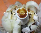A picture of step 1 of Tender Sauteed Chicken with Onion Sauce.