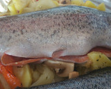 Foto del paso 3 de la receta: Trucha rellena de jamón con guarnición