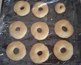 Foto langkah ke 7 dari resep Honey glazed doughnuts (empuk tanpa kentang).