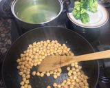 Foto del paso 4 de la receta: Brócoli con garbanzos al pimentón y huevo poché