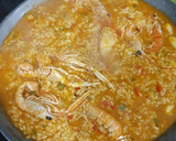 Foto del paso 7 de la receta: Paella de cigalas, gambones, colas de langostino y sepia