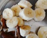 A picture of step 1 of Banana and date milkshake.