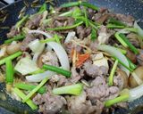 Hình bước làm 2 của món Dê xào sả ớt