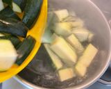 Foto del passaggio 2 della ricetta Zucchine marinate al basilico e menta