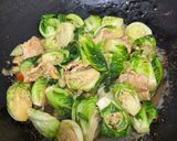 รูปขั้นตอนการทำที่ 5 ของ ผัดแขนงหมูชิ้น