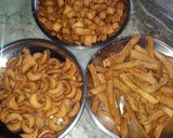 थ्री शेप नमकपारे (काजू शेप, मिनी नमकपारे, लम्बे नमकपारे)(three shape namakpare recipe in hindi) रेसिपी चरण 10 फोटो