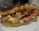 Foto del paso 8 de la receta: Sándwich🥙de carne🥩bbq🍯, cebolla🧅, pimiento🫑y queso🧀