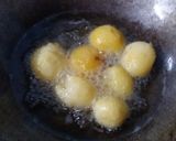 A picture of step 2 of Dum Aloo.