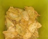Foto langkah ke 6 dari resep Kerupuk Bawang iris khas rengat.