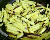 A picture of step 2 of Surprisingly Sweet Black Pepper Stir-Fried Sweet Potatoes.